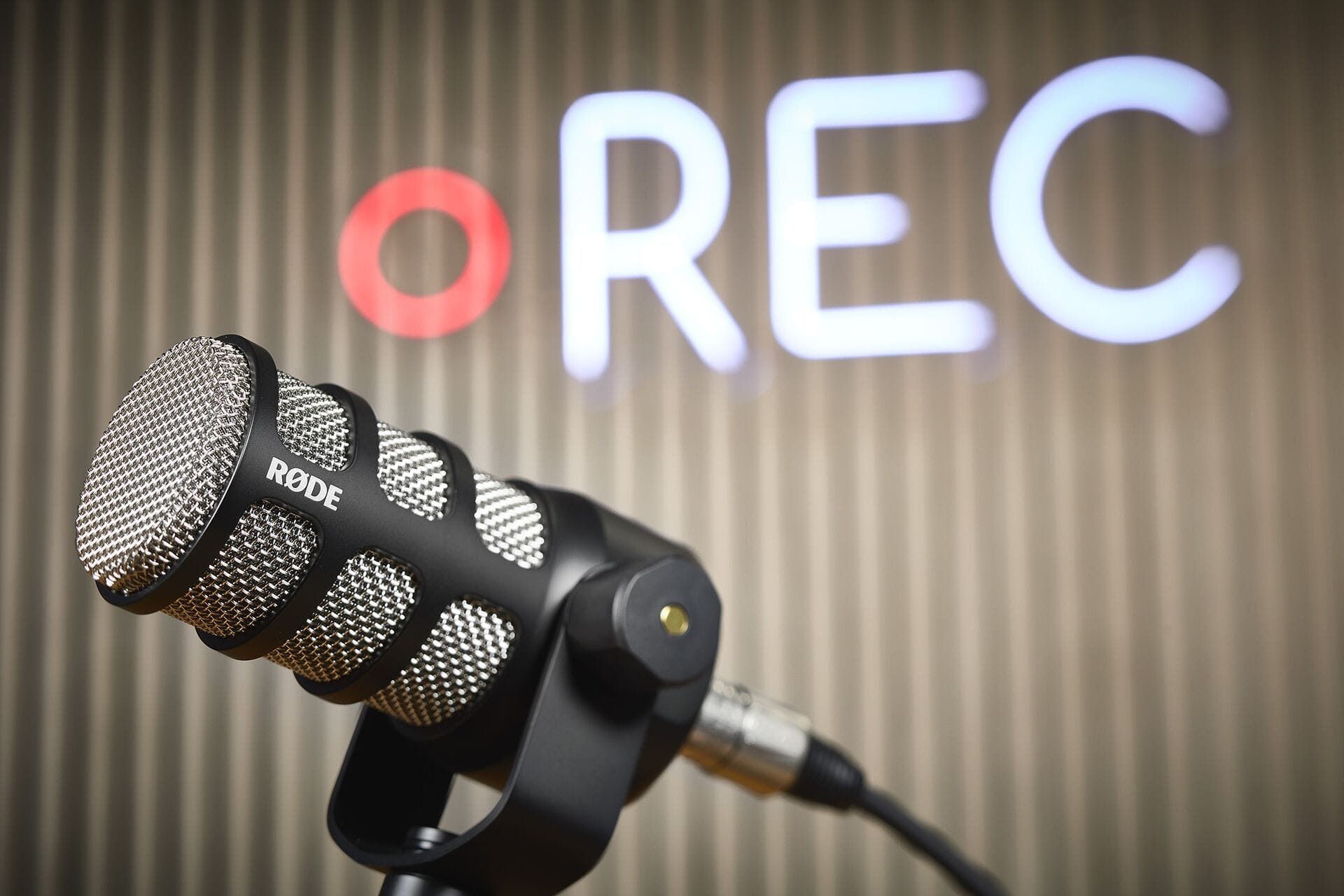 Μικρόφωνο RØDE σε podcast studio με neon επιγραφή REC - Rental Studio Hub Αθήνα